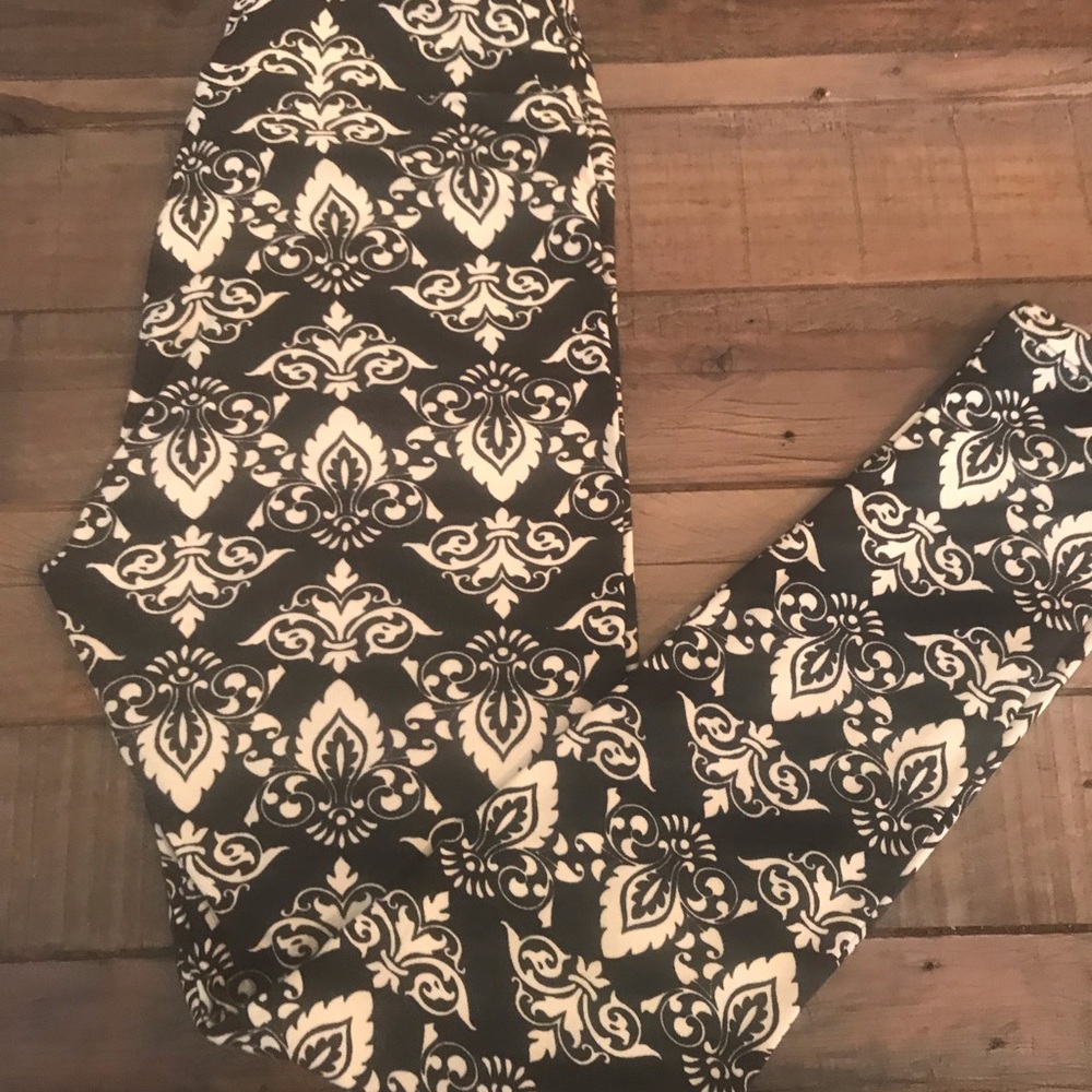 LuLaRoe’s black cream damask leggings OS